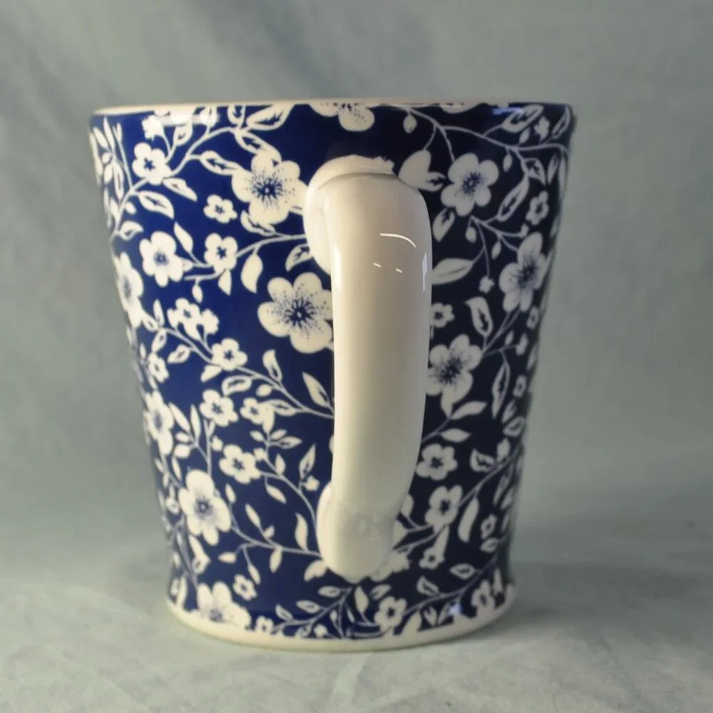 TWO 14 oz mug blue & white floral sur la table (w1261)